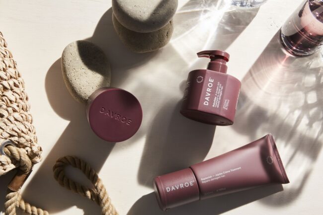 Kuracje Davroe kosmetyki do zadan specjalnych kuracje Davroe Replenish Rebuilder MCT leżące na stole