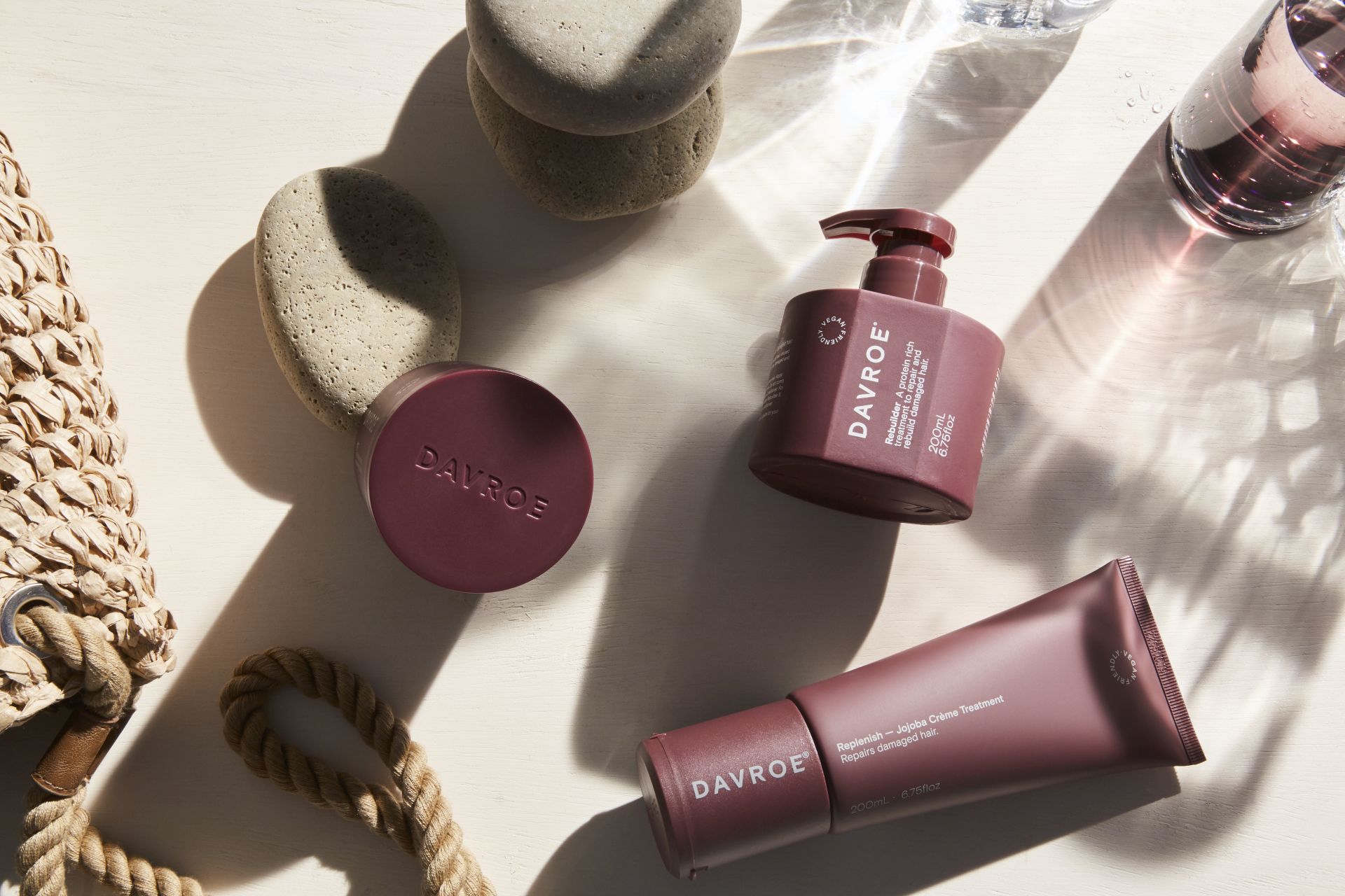 kuracje Davroe Replenish Rebuilder MCT leżące na stole