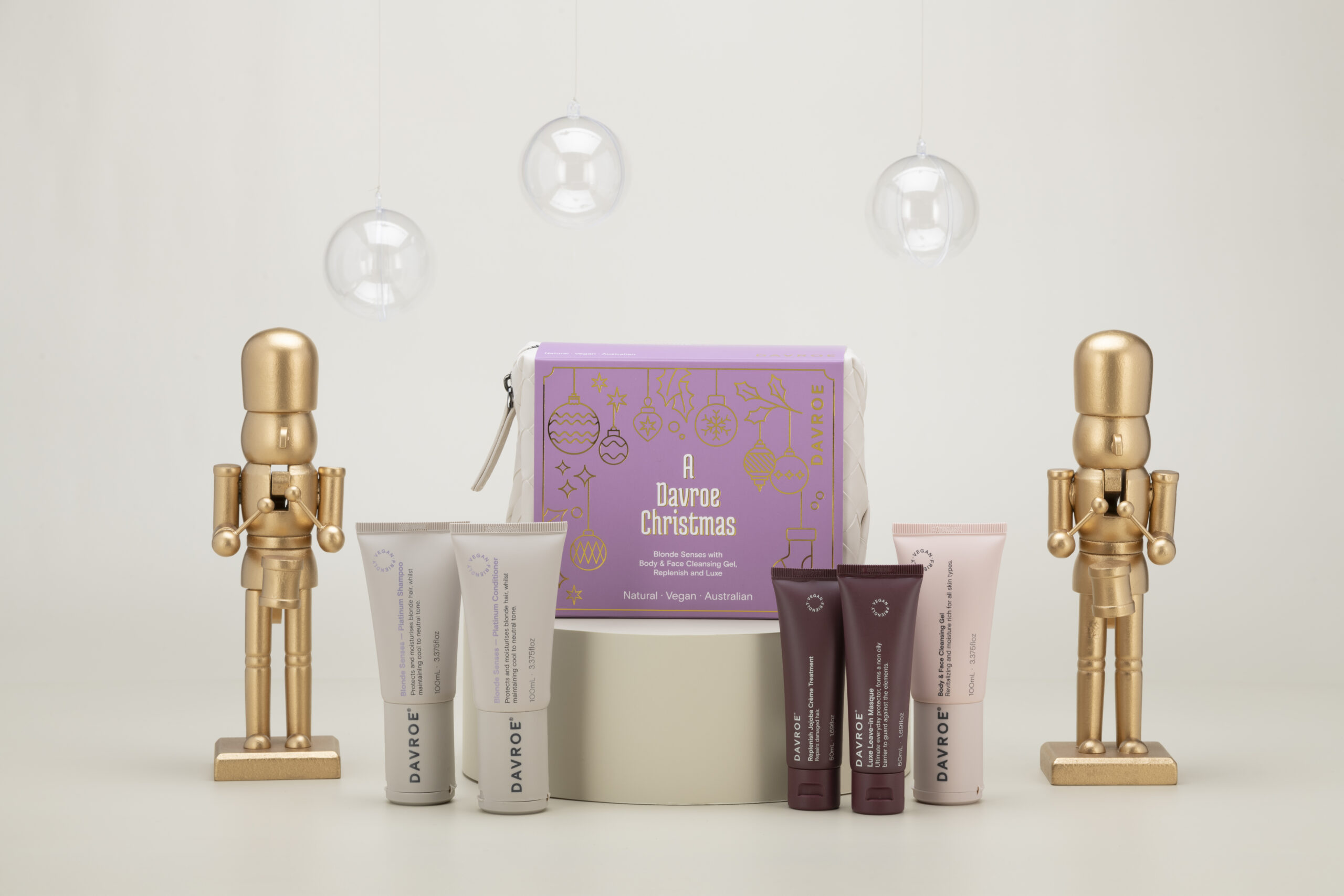 Zestaw pięciu produktów do włosów rozjaśnianych razem z kosmetyczką na prezent – Blonde Travel Pack