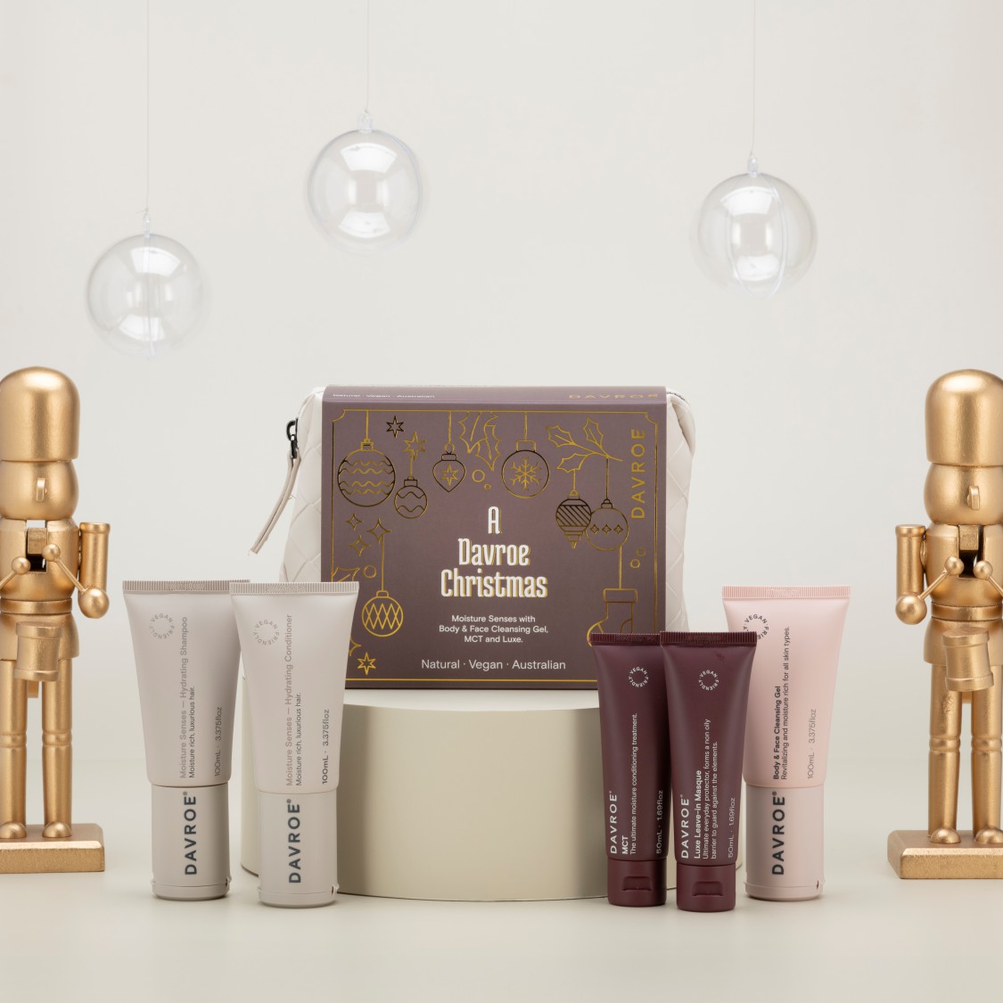 Zestaw pięciu produktów nawilżających razem z kosmetyczką na prezent - Moisture Travel Pack