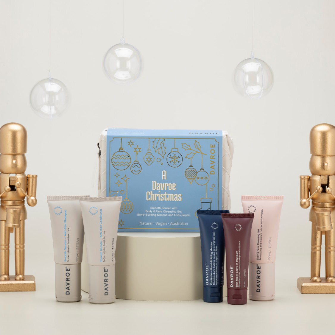 Zestaw pięciu produktów wygładzających włosy razem z kosmetyczką na prezent – Smooth Travel Pack